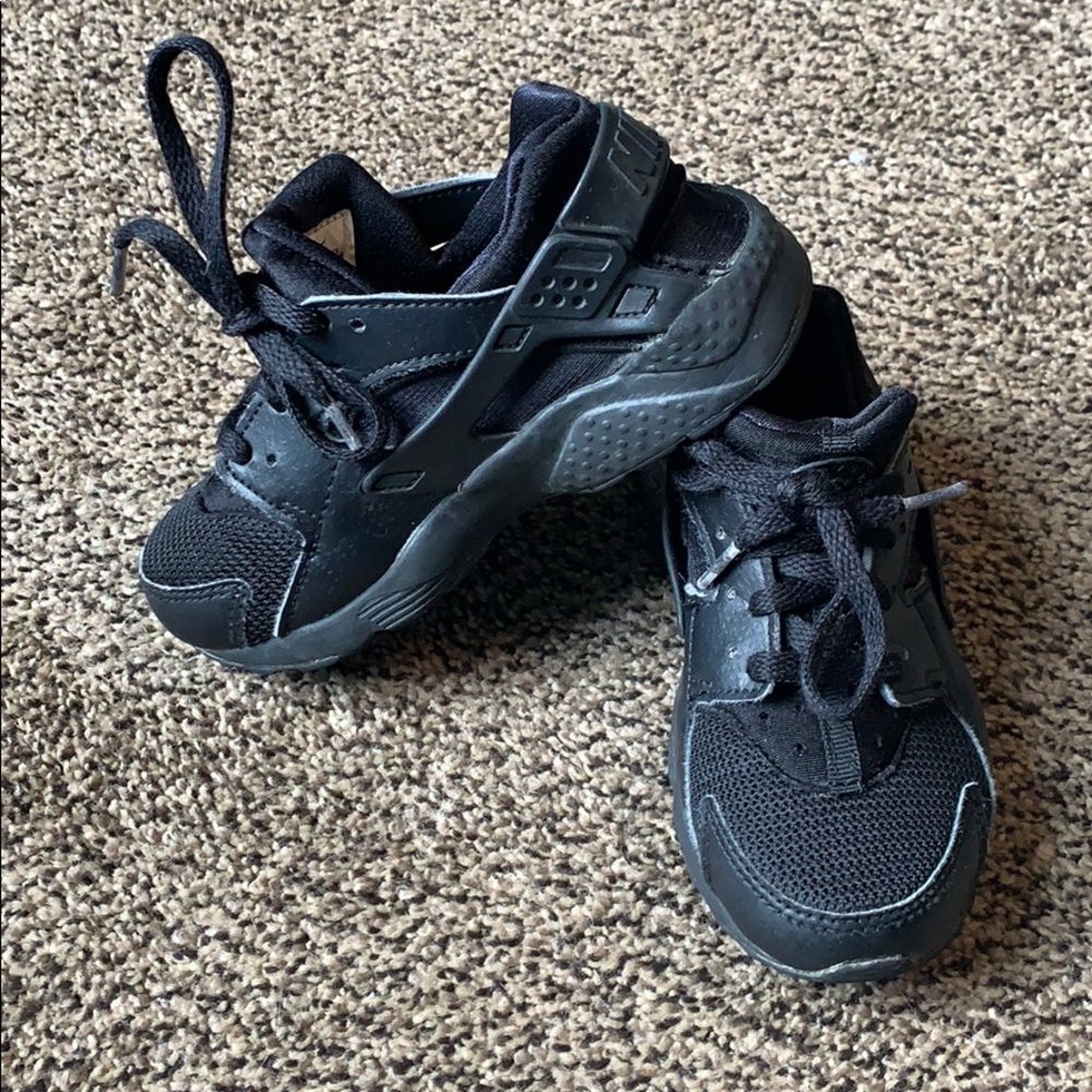 Boys Nike Huarache black size 11C